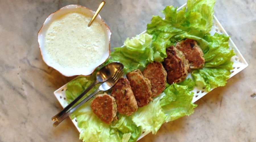 Buñuelos de puerros con salsa de yogur
